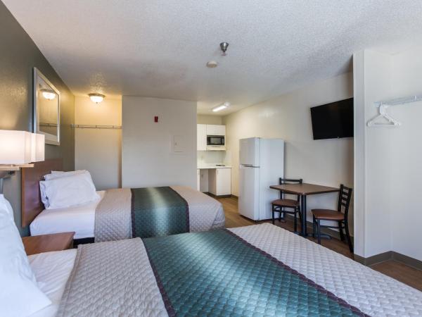 HomeTowne Studios by Red Roof Nashville - Airport/Briley Pkwy : photo 3 de la chambre studio room with two double beds non-smoking