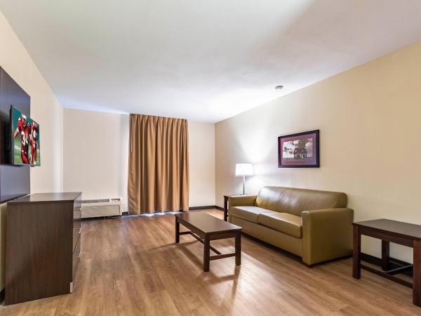 Red Roof Inn PLUS & Suites Houston - IAH Airport SW : photo 2 de la chambre suite lit king-size - non-fumeurs