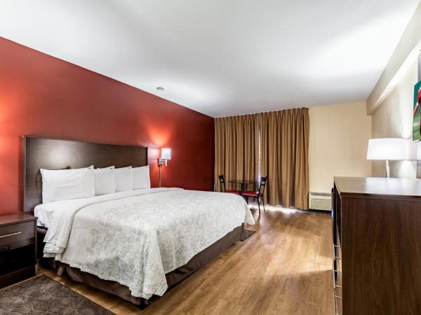 Red Roof Inn PLUS & Suites Houston - IAH Airport SW : photo 3 de la chambre suite lit king-size - non-fumeurs