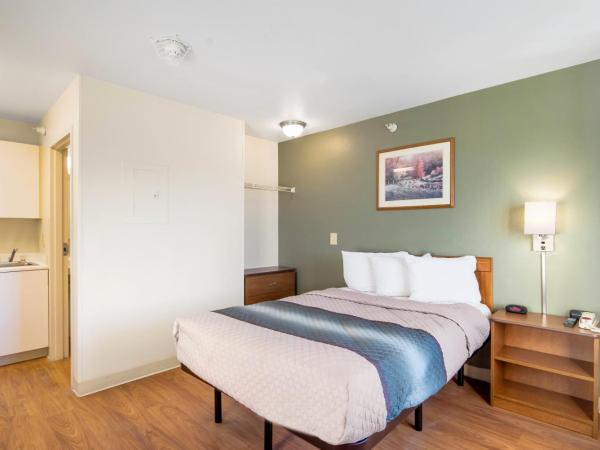 HomeTowne Studios by Red Roof Colorado Springs - Airport : photo 1 de la chambre chambre studio lit queen-size - accessible aux personnes à mobilité réduite - non-fumeurs