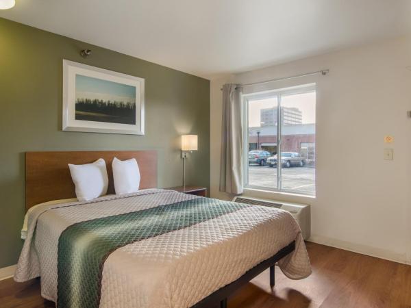 HomeTowne Studios by Red Roof Denver - Glendale/ Cherry Creek : photo 1 de la chambre studio with one queen bed - disability access/non smoking