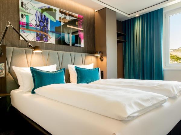 Motel One Berlin-Hackescher Markt : photo 2 de la chambre chambre lit queen-size.