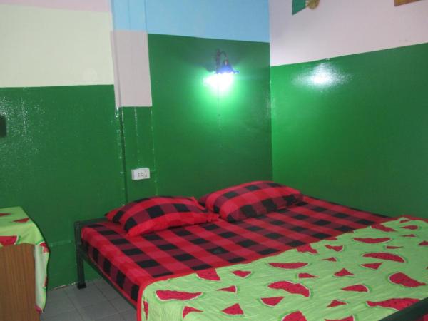 Jay Guesthouse and Restaurant (adult only) : photo 1 de la chambre chambre lit queen-size avec salle de bains commune 