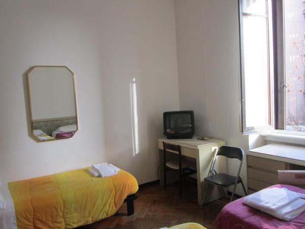 Hotel Gambara : photo 6 de la chambre chambre triple avec salle de bains commune