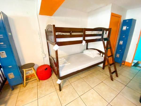 ITH Beach Bungalow Surf Hostel San Diego : photo 2 de la chambre lit dans dortoir mixte de 10 lits
