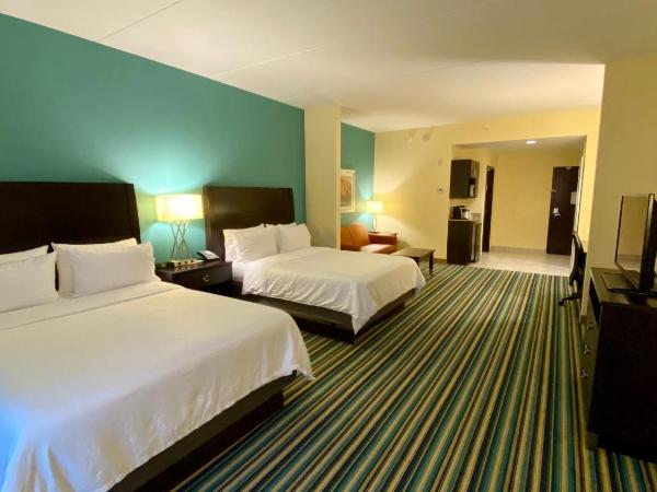 Holiday Inn Express Hotel & Suites Orlando East-UCF Area, an IHG Hotel : photo 2 de la chambre suite avec 2 lits queen-size et canapé-lit