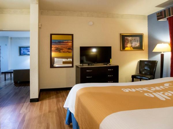 Days Inn & Suites by Wyndham Houston North/Aldine : photo 3 de la chambre chambre lit king-size deluxe - fumeurs