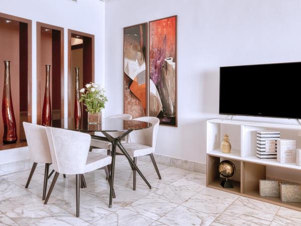 ADAM Hotel Suites : photo 5 de la chambre suite deluxe lit king-size - vue sur lac