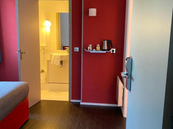 Kyriad Quimper Sud : photo 1 de la chambre chambre triple avec 1 lit double et 1 lit simple