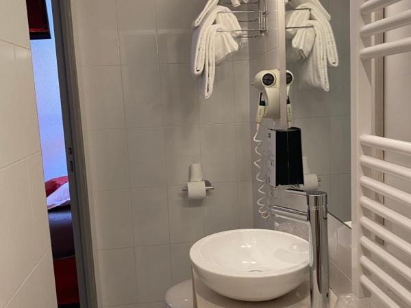 Kyriad Quimper Sud : photo 3 de la chambre chambre triple avec 1 lit double et 1 lit simple