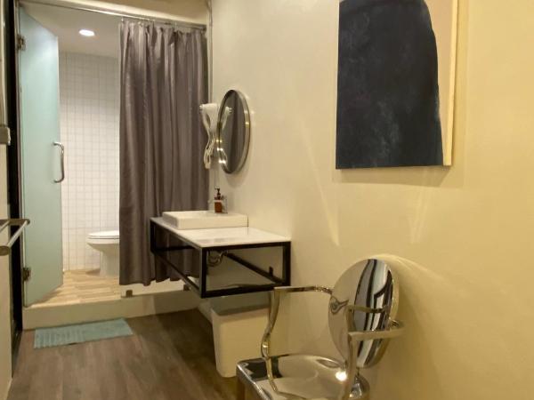 Monomer Hostel Bangkok : photo 3 de la chambre chambre lits jumeaux avec salle de bains privative