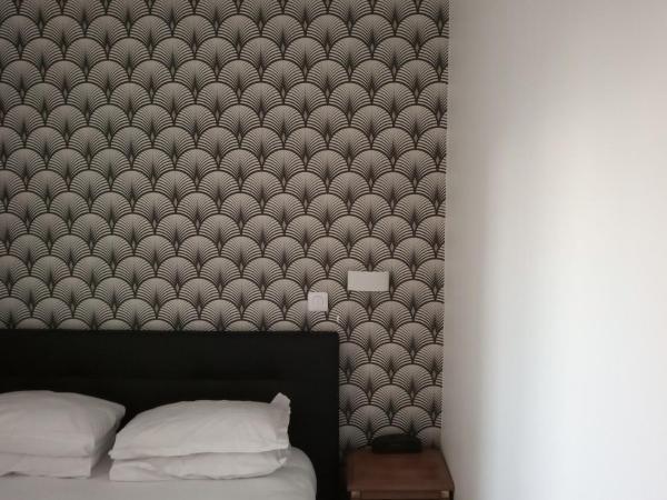 Hôtel De La Perdrix Rouge : photo 1 de la chambre chambre simple avec douche