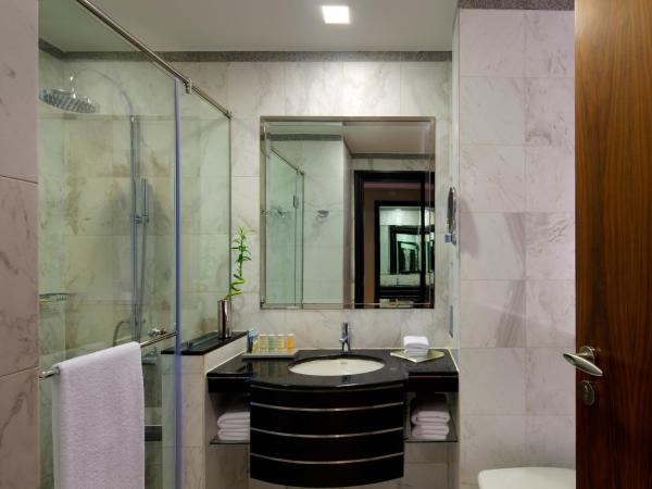 Radisson Blu Hotel, Dubai Media City : photo 5 de la chambre chambre exécutive avec balcon et accès au salon