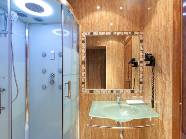 Hotel Mirador Puerta del Sol : photo 2 de la chambre hébergement double avec lit d'appoint