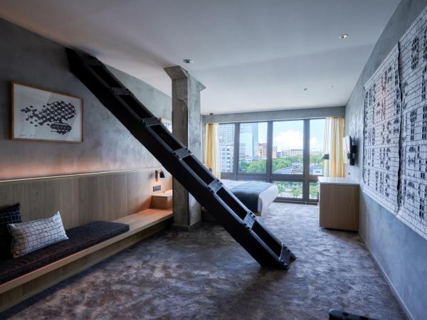 The Tower Hotel Nagoya : photo 3 de la chambre chambre lit king-size avec vue sur la forêt