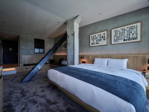 The Tower Hotel Nagoya : photo 2 de la chambre chambre lit king-size avec vue sur la forêt