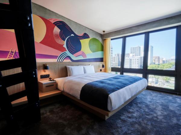 The Tower Hotel Nagoya : photo 2 de la chambre chambre lit king-size avec vue sur la forêt