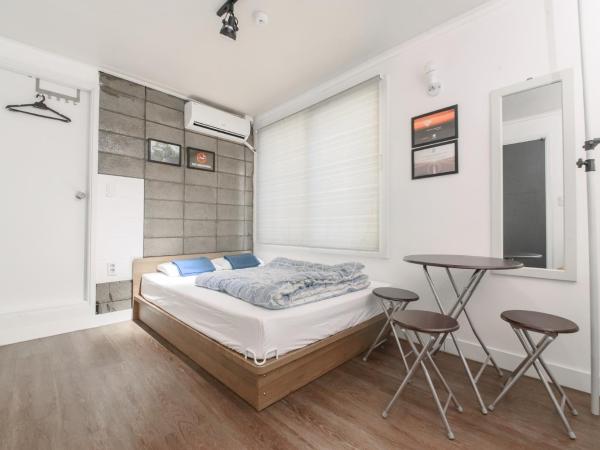 Itaewon Yellow Guesthouse : photo 5 de la chambre chambre triple avec salle de bains privative