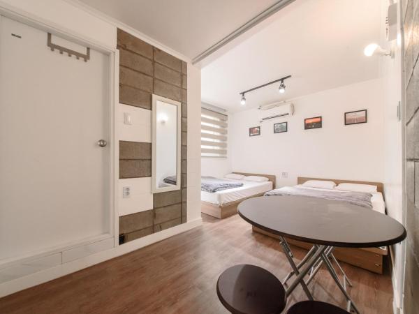 Itaewon Yellow Guesthouse : photo 8 de la chambre chambre familiale avec salle de bains privative