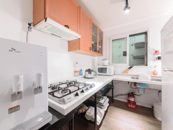 Itaewon Yellow Guesthouse : photo 1 de la chambre chambre double avec salle de bains privative