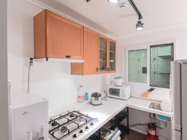 Itaewon Yellow Guesthouse : photo 3 de la chambre chambre double avec salle de bains privative