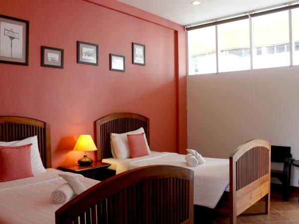 Feung Nakorn Balcony Rooms and Cafe : photo 8 de la chambre chambre deluxe double ou lits jumeaux