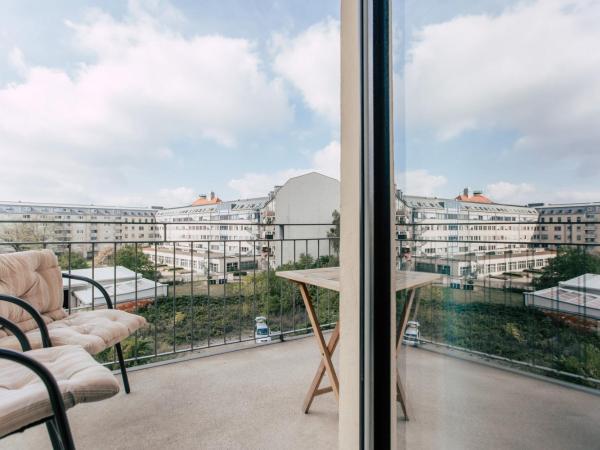 Hentschels Apartments : photo 4 de la chambre chambre double avec salle de bains commune et balcon 