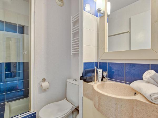Résidence Pierre & Vacances La Pinède : photo 5 de la chambre appartement 1 chambre avec coin nuit dans alcôve et terrasse ou balcon (6 personnes) - vue sur jardin