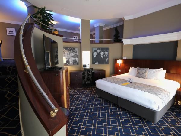 Crowne Plaza Liverpool - John Lennon Airport, an IHG Hotel : photo 4 de la chambre junior queen suite with aircrafts view
