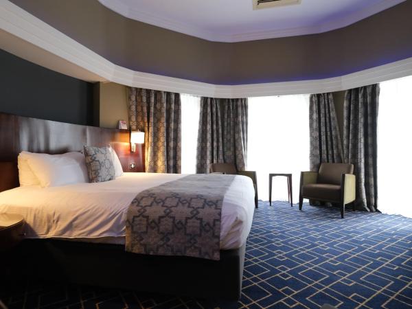 Crowne Plaza Liverpool - John Lennon Airport, an IHG Hotel : photo 2 de la chambre junior queen suite with aircrafts view