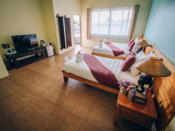 Good Times Resort Kanchanaburi : photo 2 de la chambre chambre triple de luxe avec baignoire
