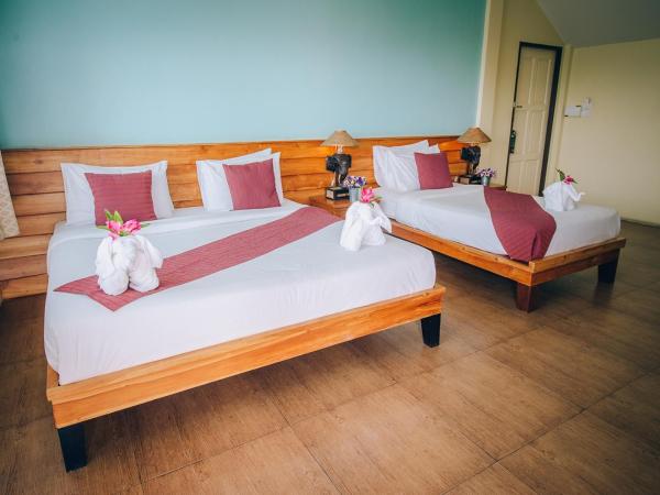 Good Times Resort Kanchanaburi : photo 1 de la chambre chambre triple de luxe avec baignoire