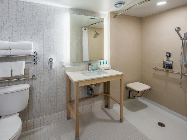 Holiday Inn Express & Suites Halifax - Bedford, an IHG Hotel : photo 1 de la chambre chambre lit king-size avec douche accessible en fauteuil roulant - adaptée aux personnes à mobilité réduite