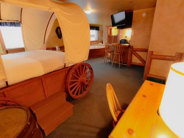 Canad Inns Destination Centre Fort Garry : photo 4 de la chambre suite avec jacuzzi