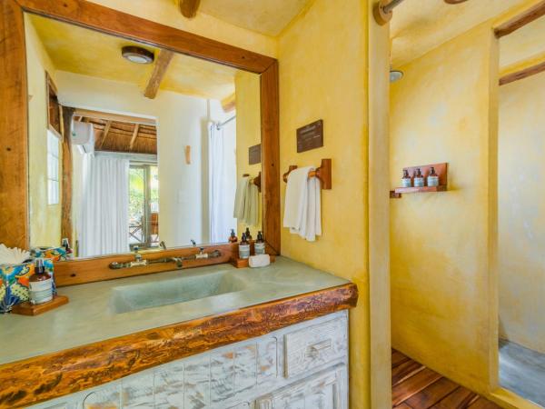 Villa Pescadores Tulum : photo 6 de la chambre chambre lit king-size - vue sur jardin