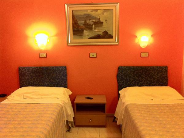 Hotel Pensione Romeo : photo 5 de la chambre chambre double ou lits jumeaux