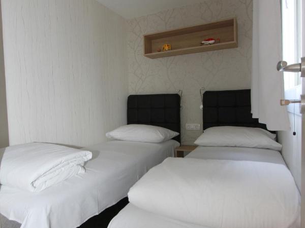 Mobile Homes Camp Galeb : photo 3 de la chambre relax premium three-bedroom mobile home with whirlpool and terrace