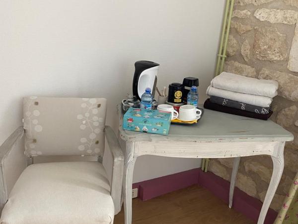 Chambres d'Hôtes Laferrière, centre, calme, vue dégagée sur verdure : photo 1 de la chambre chambre double standard