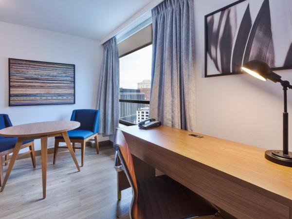 Hotel Indigo Detroit Downtown, an IHG Hotel : photo 8 de la chambre suite disposant de 2 lits queen-size