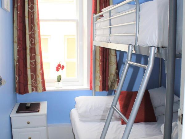 Backpackers Blackpool - Family Friendly Hotel : photo 9 de la chambre chambre familiale avec salle de bains privative