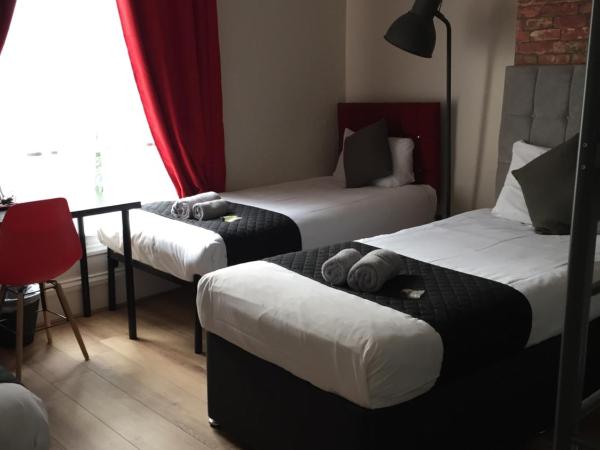 Queens Guesthouse Manchester : photo 2 de la chambre chambre familiale standard