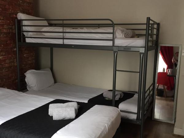 Queens Guesthouse Manchester : photo 1 de la chambre chambre familiale standard