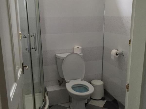 Queens Guesthouse Manchester : photo 6 de la chambre chambre double avec salle de bains privative