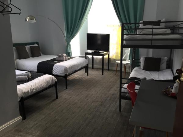 Queens Guesthouse Manchester : photo 1 de la chambre chambre familiale avec salle de bains privative