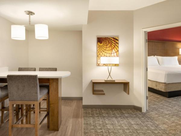 Staybridge Suites San Antonio Downtown Convention Center, an IHG Hotel : photo 6 de la chambre suite 2 chambres avec 2 salles de bains et baignoire accessible aux personnes à mobilité réduite - non-fumeurs