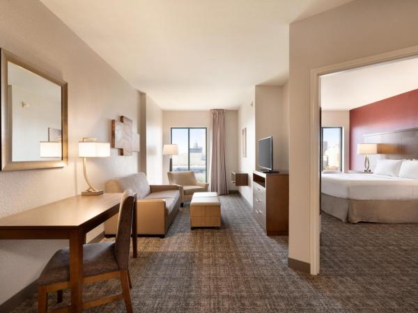 Staybridge Suites San Antonio Downtown Convention Center, an IHG Hotel : photo 1 de la chambre suite 1 chambre lit king-size avec canapé-lit