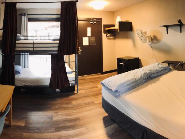 Banff International Hostel : photo 3 de la chambre chambre familiale avec salle de bains privative