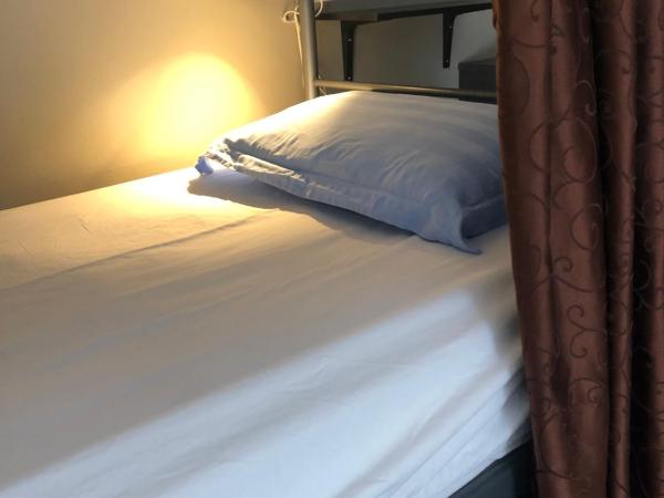 Banff International Hostel : photo 3 de la chambre dortoir (8 adultes) avec salle de bains privative