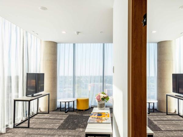 Crowne Plaza Adelaide, an IHG Hotel : photo 9 de la chambre suite junior lit king-size - vue sur ville