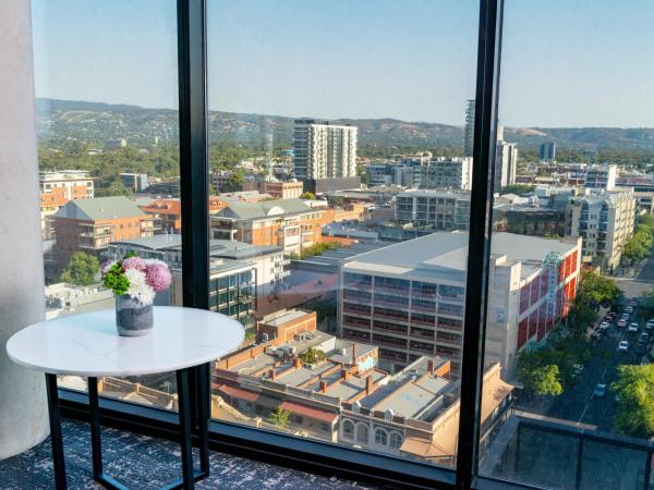 Crowne Plaza Adelaide, an IHG Hotel : photo 6 de la chambre suite junior lit king-size - vue sur ville